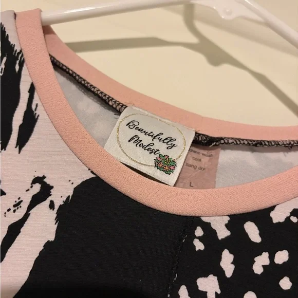 🖤🤍Black, white and Pink Patterned Dress🖤🤍 - Picture 4 of 7